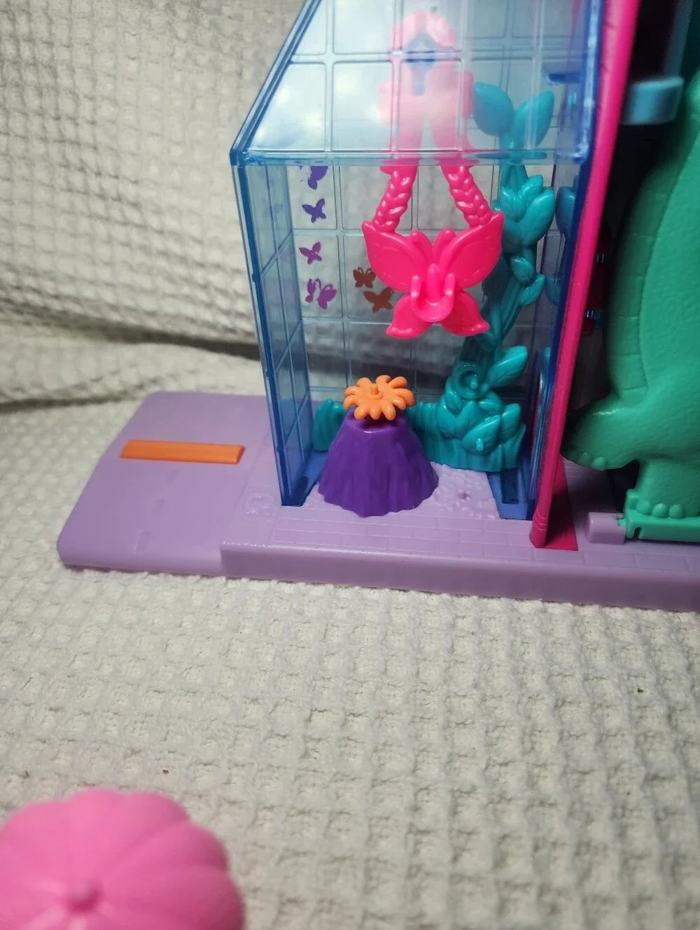 POLLY POCKET™ STARRING SHANI™ POLLYVILLE™ MIGHTY MUSEUM™ Playset Includes 17 Pcs
